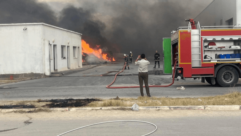 القيروان: حريق بمحيط مستودع للمياه المعدنية بالمنطقة الصناعية