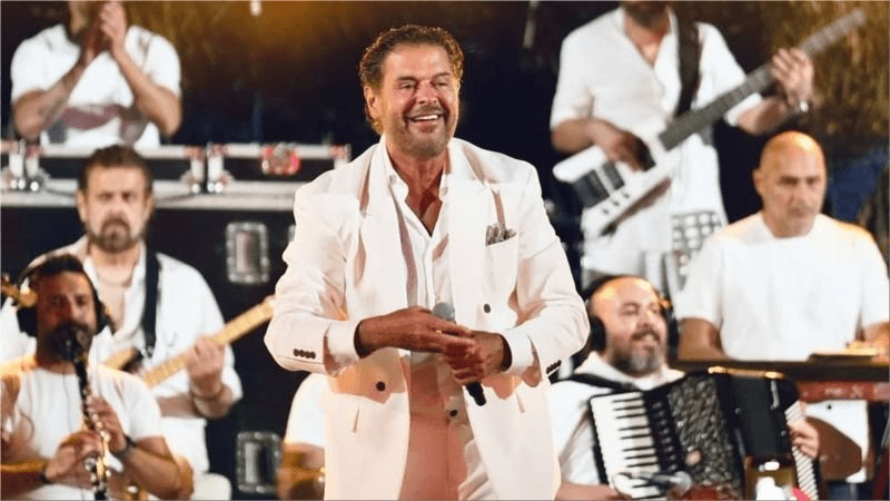 Égypte : Ragheb Alama suspendu après un baiser controversé sur scène