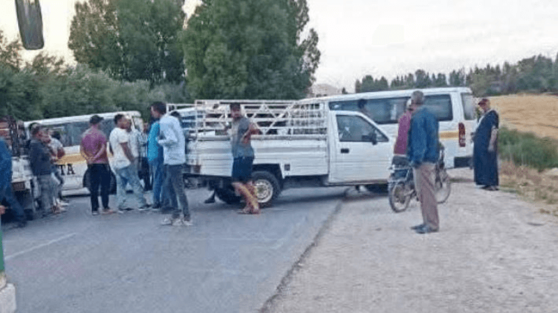 أهالي بلطة بوعوان يقطعون الطريق للمطالبة بتسريع المشاريع المعطلة