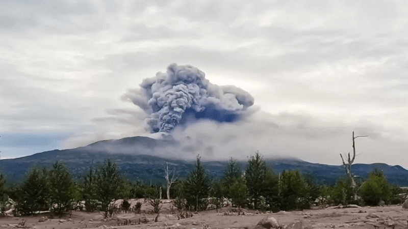 Russie: Après le séisme, un volcan entre en éruption...