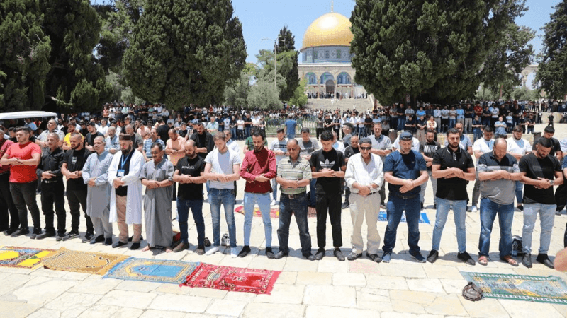 رغم المضايقات والاستفزازات.. الآلاف يؤدون صلاة الجمعة في المسجد الأقصى