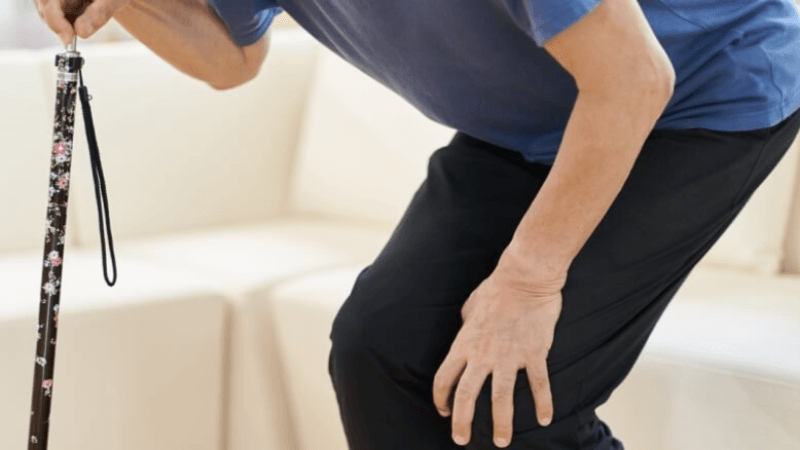 دكتورة تحذّر من اضطرابات المشي لدى كبار السن المؤدية إلى السقوط