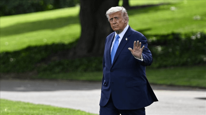 Trump annonce des taxes douanières de 100% sur les puces