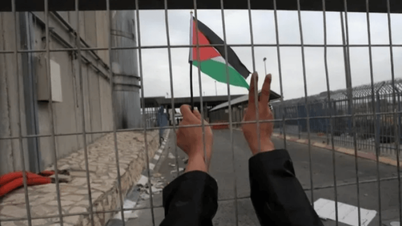 أطفال أسرى في سجون الاحتلال بين التنكيل والضرب والعزل والتحرش