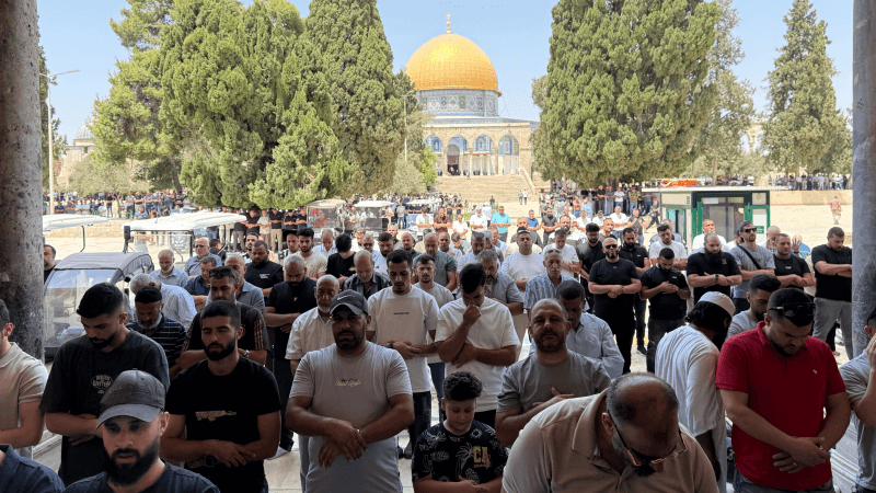 40 ألفا يؤدون الجمعة بالمسجد الأقصى