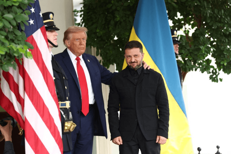 Trump 'adore' le costume de Zelensky...