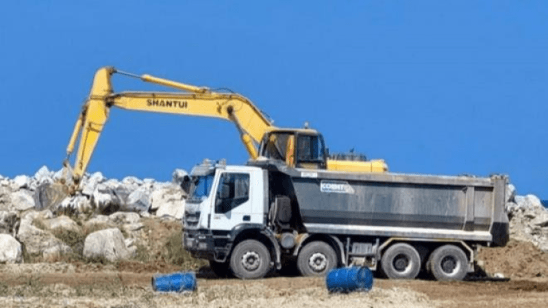 تقدّم أشغال مشروع إزالة كاسرات الأمواج بشاطئ حمام الأنف بنسبة 60%