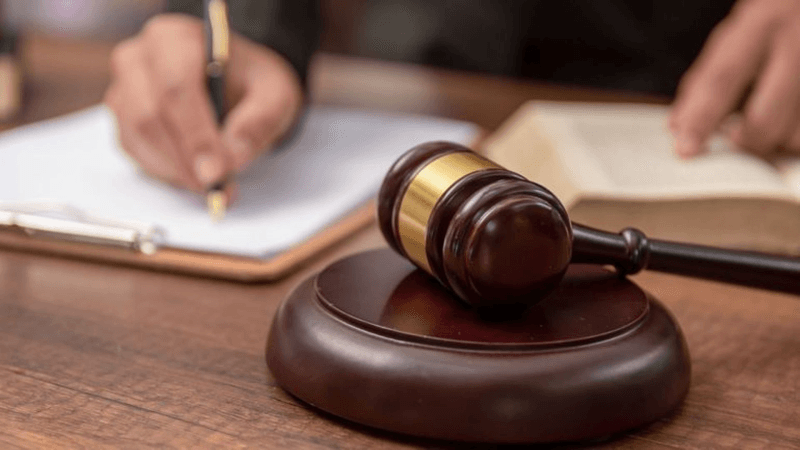 إيداع كاتب بمحكمة بالسجن بتُهم التحيّل والمشاركة فيه