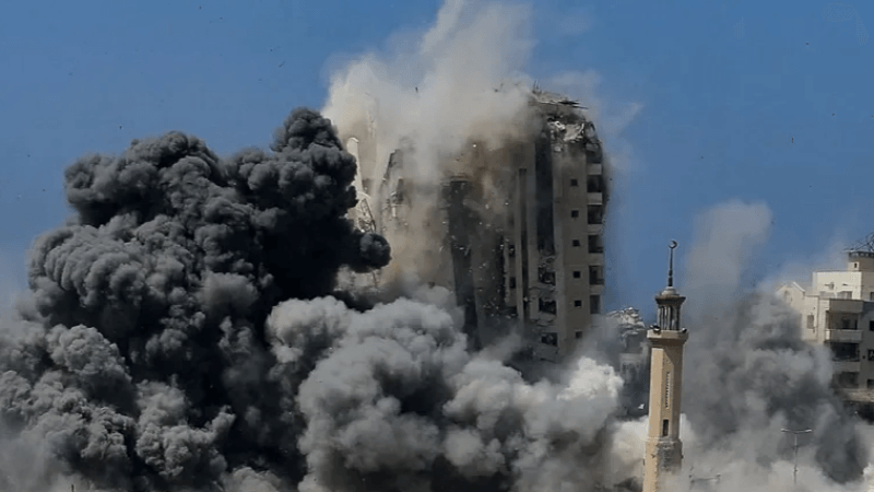 جيش الإحتلال يقصف برج مشتهى في غزة