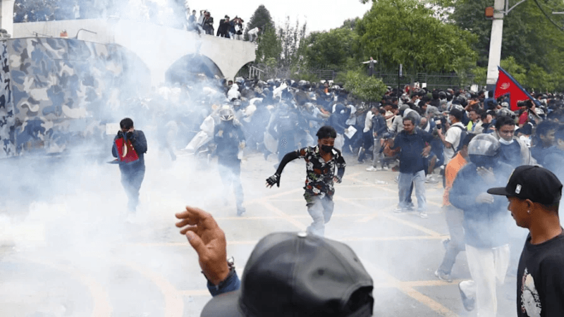 Népal: Des manifestants mettent le feu au Parlement
