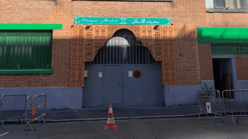 Paris: Têtes de cochon devant mosquées...