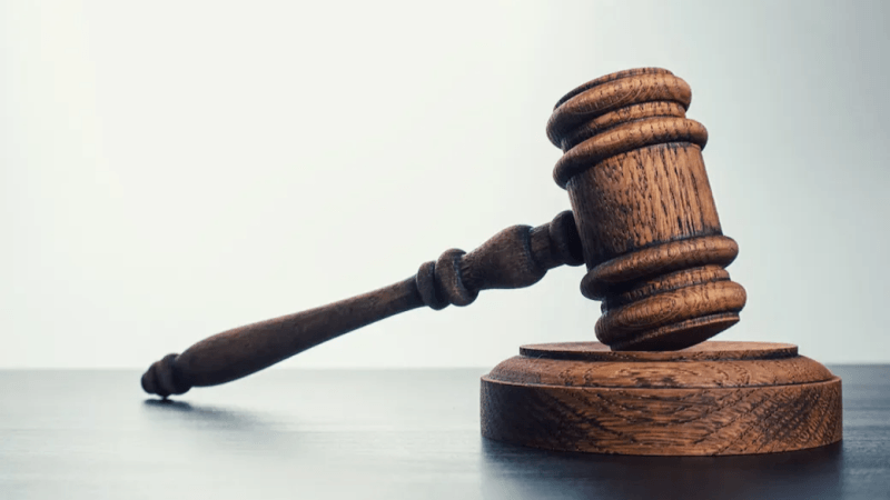 Six mois de prison pour avoir brandi une arme factice sur la police