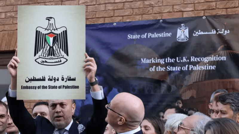 رفع علم فلسطين فوق مبنى سفارتها في لندن