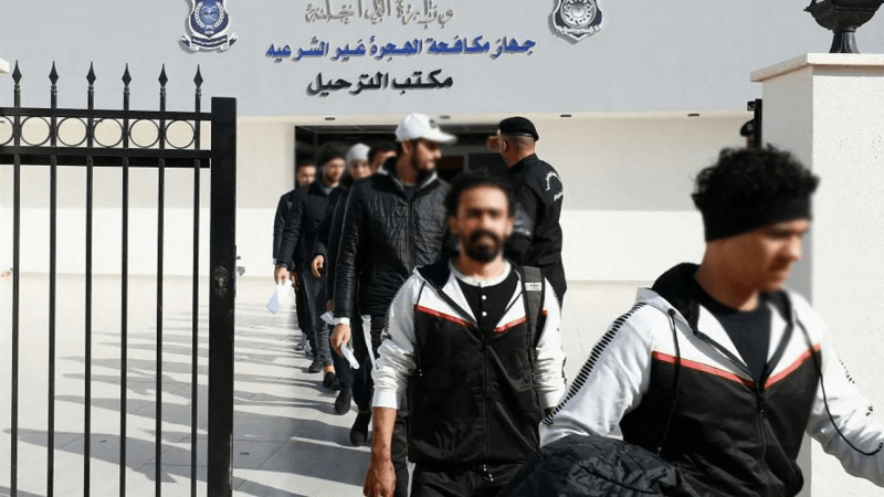 السلطات الليبية ترحل 207 مصريين مقيمين بصورة غير قانونية إلى بلادهم