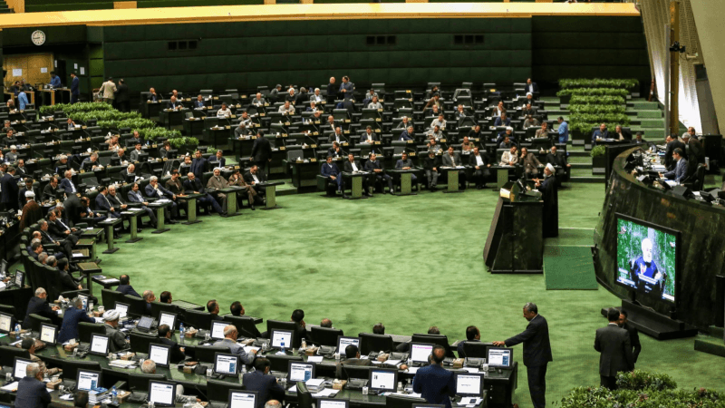 البرلمان الإيراني يبحث الانسحاب من معاهدة حظر الانتشار النووي