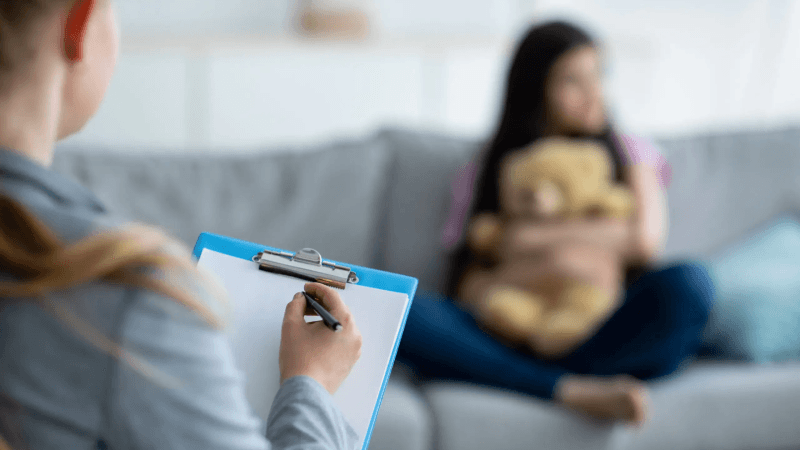 مختصّة في الأمراض النفسية: علامات المراهقة قد تستمر حتّى الـ25