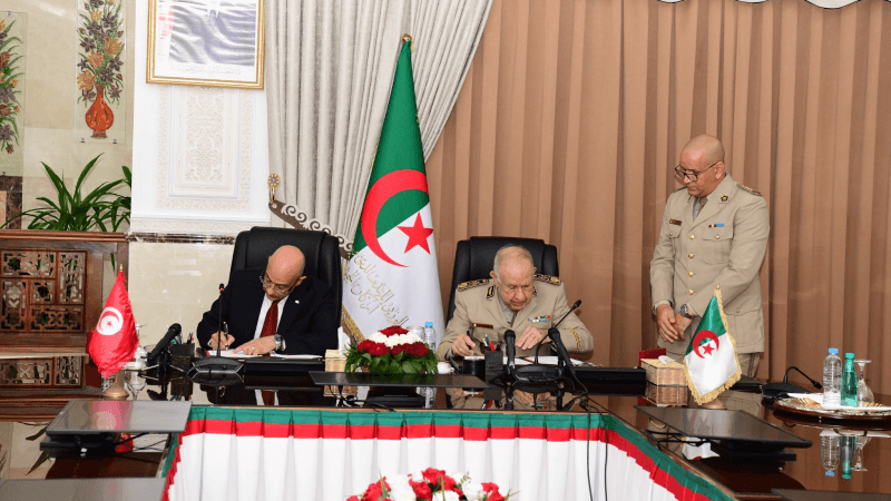 تونس والجزائر يُوقّعان على اتّفاق حكومي مشترك للتعاون في مجال الدفاع