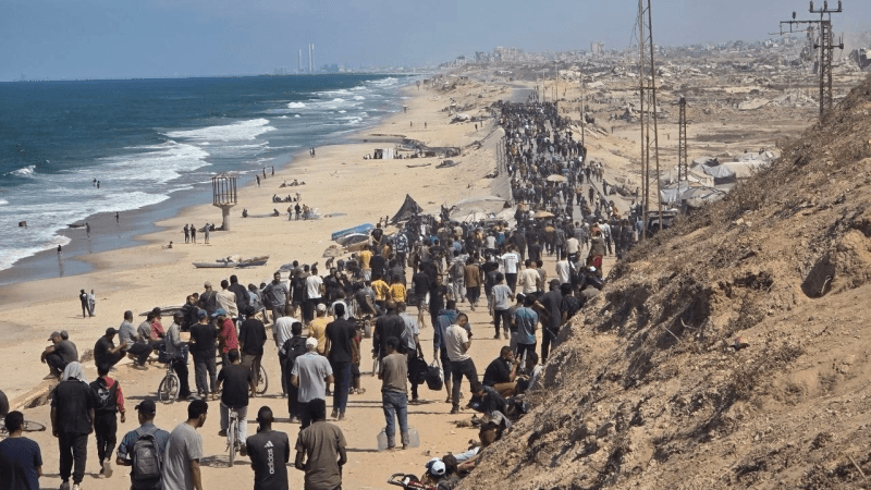 بلهفة ودموع.. نازحو غزة يعودون لتفقد ما تبقّى من منازلهم