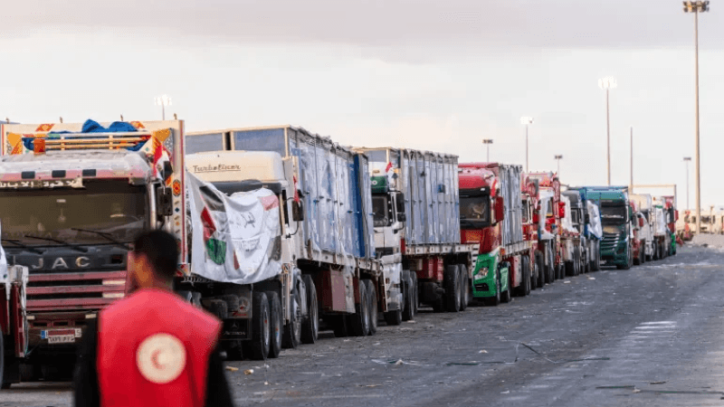 شاحنات المساعدات تتحرك استعدادًا لدخول غزة