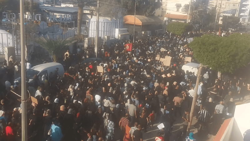 مسيرة احتجاجية لأهالي قابس للمطالبة بحمايتهم من التلوث وانبعاثات الغاز