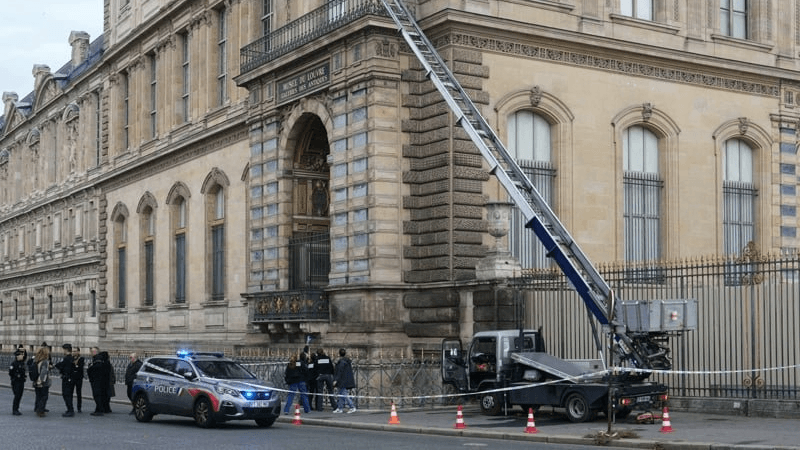 متحف 'اللوفر' في باريس يتعرّض إلى عملية سطو