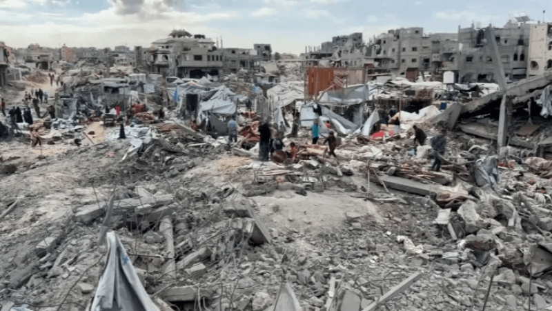 الاحتلال الصهيوني يقصف مدرسة تؤوي نازحين في مخيم وسط غزة