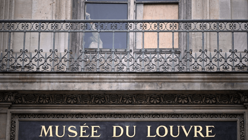 متحف اللوفر يقدّر قيمة المجوهرات المسروقة بـ88 مليون يورو