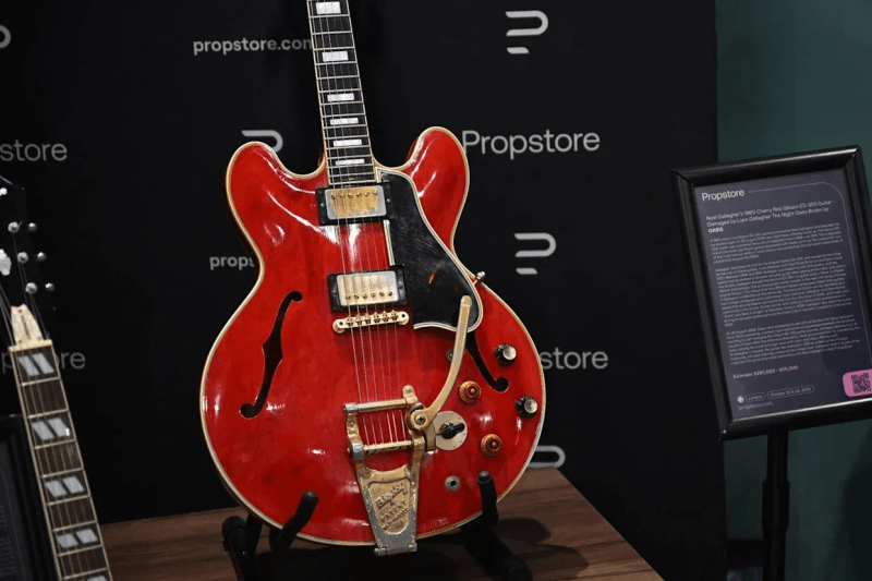 La guitare symbole de la rupture d’Oasis vendue plus de 330.000 euros