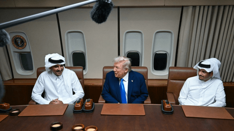 خلال توقّفه في الدوحة.. ترامب يلتقي أمير قطر قبل رحلته إلى آسيا