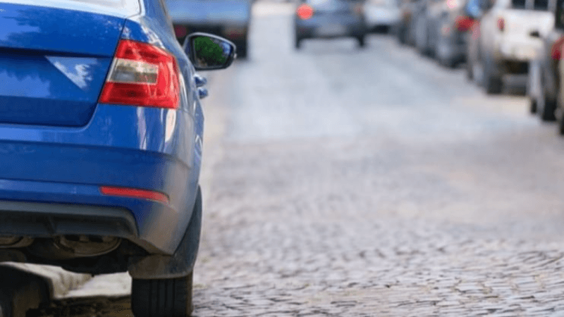 50 % des trottoirs impraticables... appel à l'application de la loi