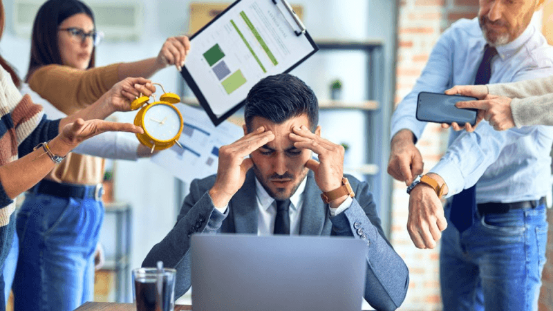 دراسة: العمل لساعات طويلة يُؤثّر على بنية الدماغ والصحة النفسية