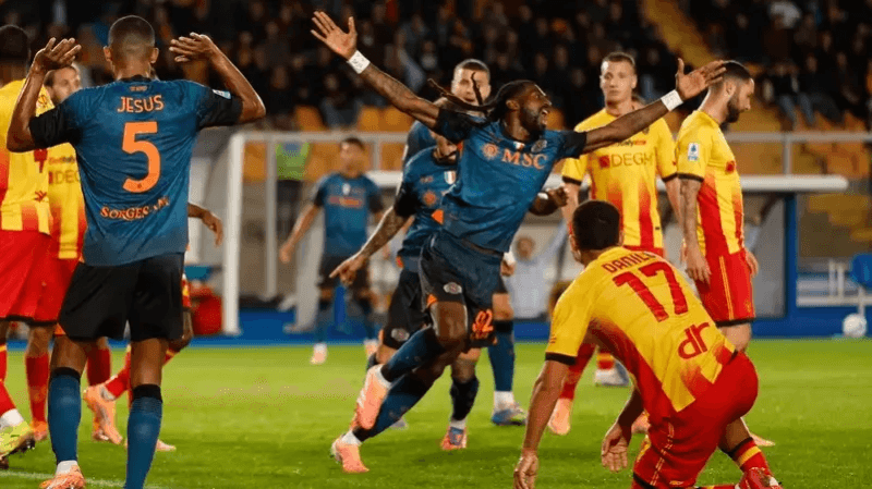 الدوري الإيطالي: نابولي يجتاز ليتشي بصعوبة ويتصدر مؤقتًا