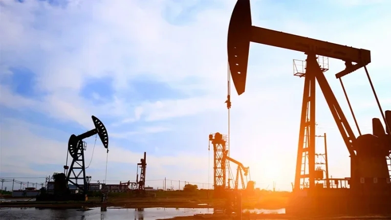 النفط يهبط بسبب مخاوف من فائض المعروض