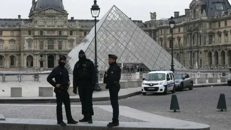فرنسا: إصلاح المشكلات الأمنية بمتحف اللوفر يحتاج سنوات