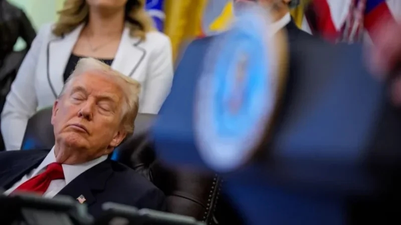 صور من المكتب البيضاوي تُثير جدلا.. 'ترامب النعسان يعود من جديد'