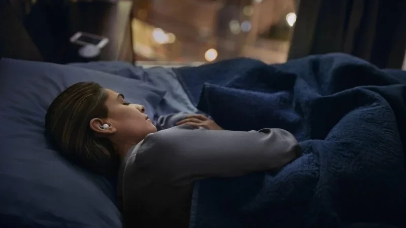 هل تنام بالسماعات؟.. عادة شائعة قد تُهدّدُك بالخرف