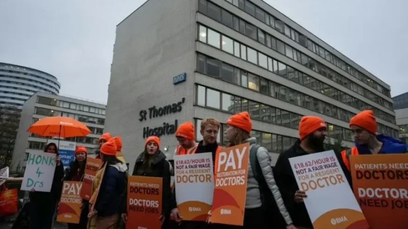 آلاف الأطباء في إنقلترا يضربون احتجاجا على الأجور وفرص التدريب