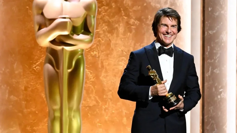 توم كروز يتسلّم أوّل جائزة 'أوسكار فخرية' في مسيرته