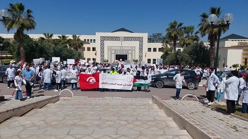 الأطباء الشبان يحتجون أمام البرلمان