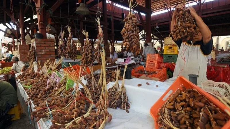 أفضل أنواع التمور بأسعار تفاضلية في خيمة بشارع الحبيب بورقيبة