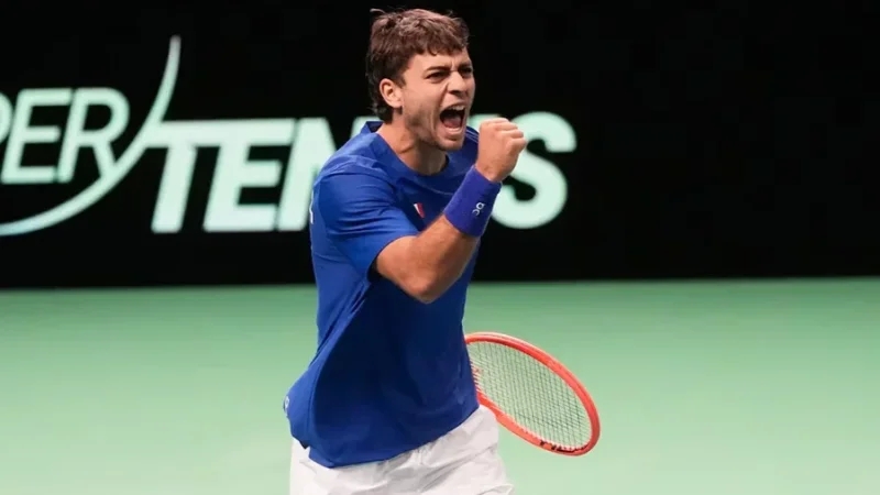 إيطاليا تفوز بكأس ديفيس للتنس للمرة الثالثة تواليا بتغلبها على إسبانيا