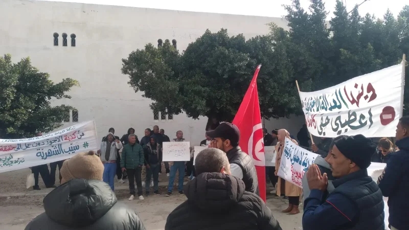 أعوان شركتي البيئة بتطاوين وقبلي يحتجون أمام مجلس النواب