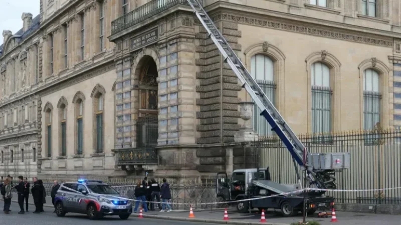 السلطات الفرنسية توقف رجلين وامرأتين على خلفية سرقة متحف اللوفر