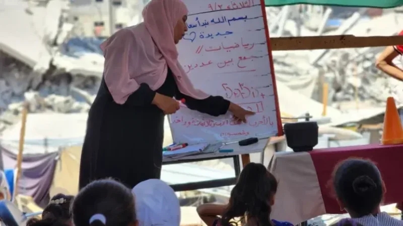 تحت الخيام ومن دون كتب.. تلاميذ غزة يعودون إلى الدراسة