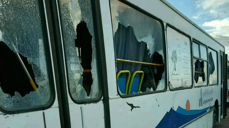 حاسي الفريد: تلاميذ يرشقون حافلة بالحجارة.. وشركة النقل ترفع قضية