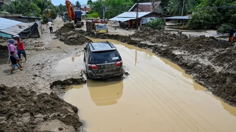 ارتفاع حصيلة ضحايا فيضانات أندونيسيا إلى 200 قتيل
