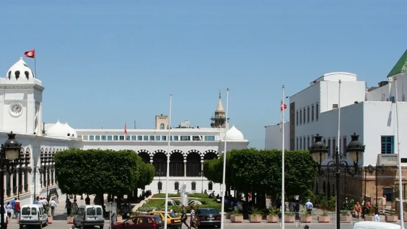 رئاسة الحكومة تؤكد العمل على إعادة هيكلة عدد من المصالح العمومية