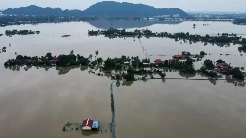 Plus de mille morts après des inondations dévastatrices en Asie