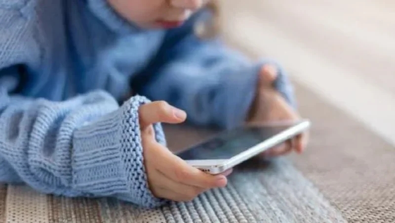 دراسة: العمر المناسب لمنح طفلك هاتفاً ذكياً
