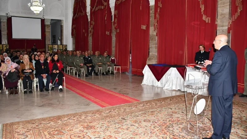 وزير الدفاع الوطني يوسّم عددا من الأعوان المدنيين بوسام الشغل